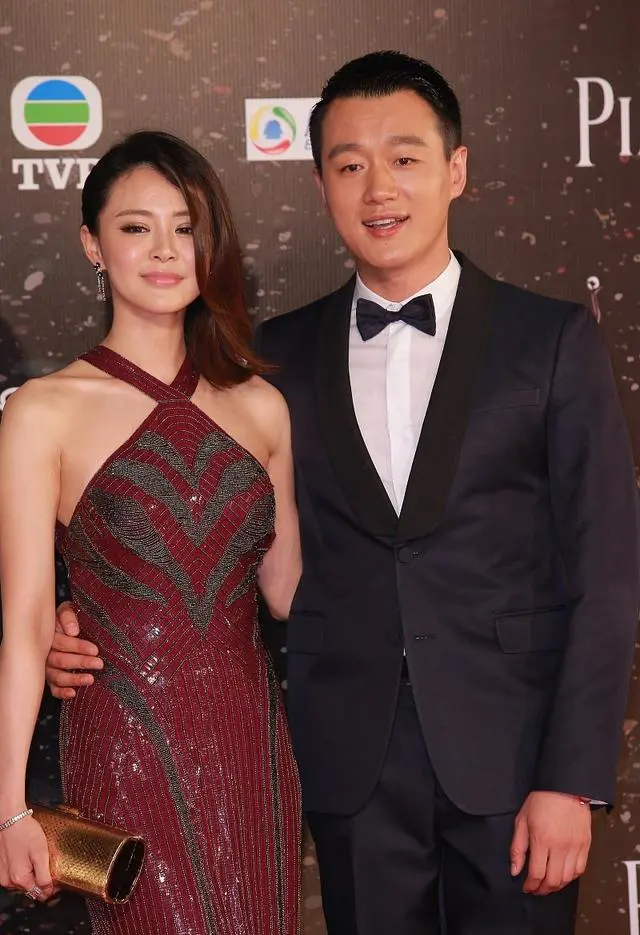 佟大为老婆身材真好，“肚兜”连衣裙很性感，