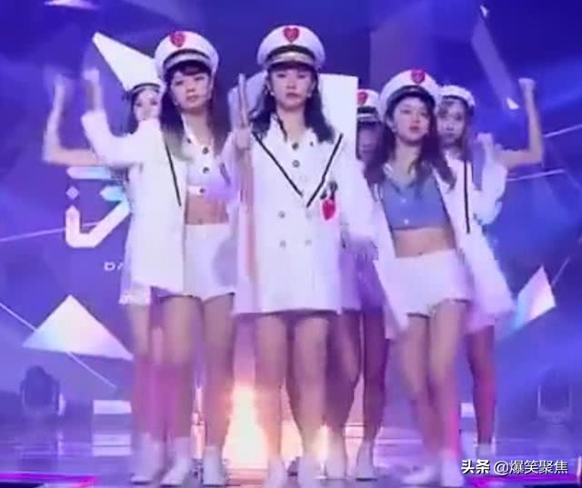 台版101模仿黑人抬棺，网友：吃饱了撑的，学抬