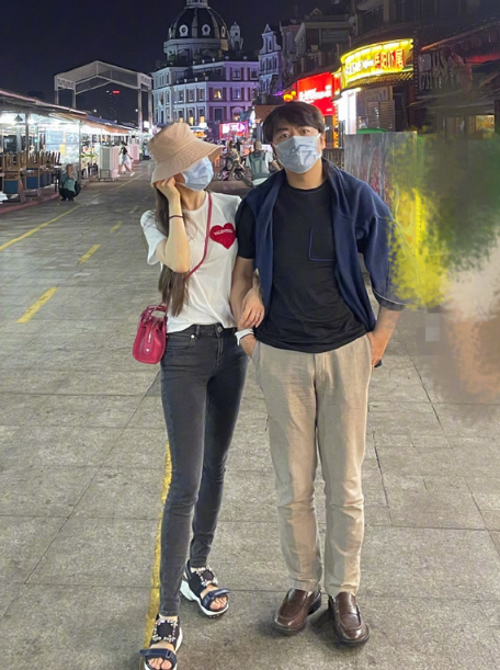 郎朗深夜甜秀恩爱，与吉娜挽手逛夜市吃小吃，吉娜细直长腿太优越