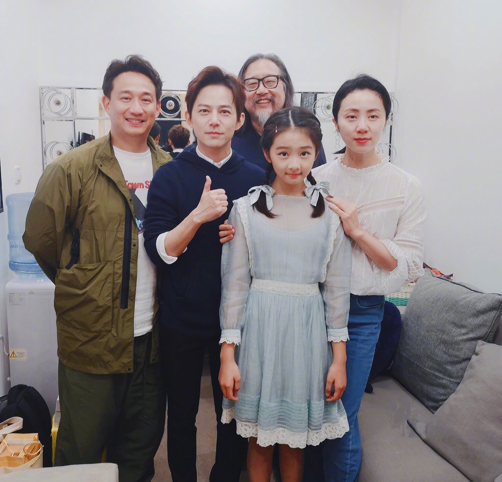 多多与话剧演员们合影，身高直逼何炅气质出众，高清舞台照再曝光