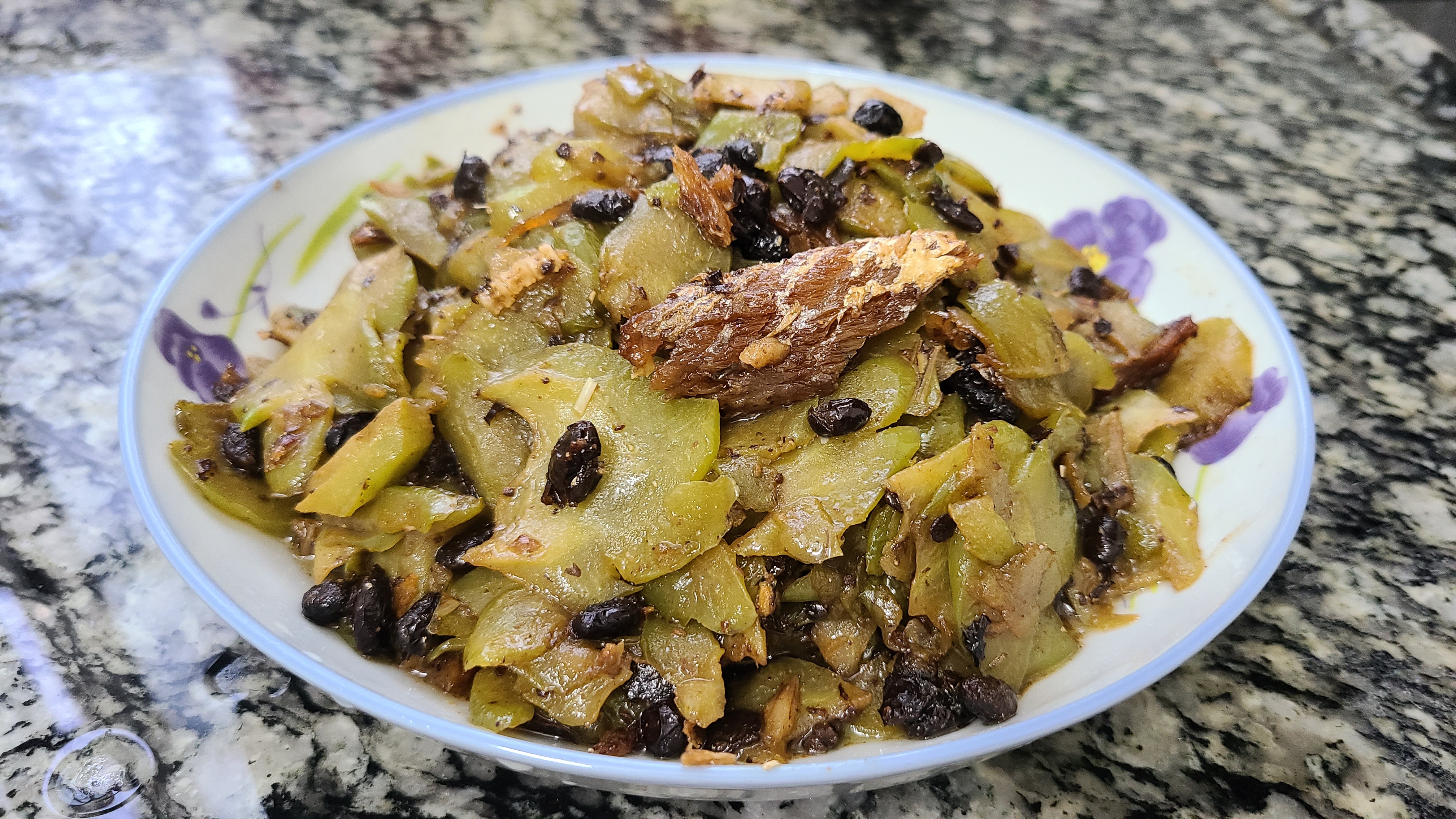 豆豉鲮鱼炒苦瓜，广东人夏天经常吃的家常菜，下饭又好吃