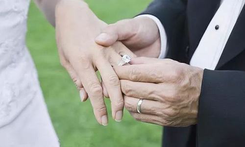 200万变4亿，却被前妻“打回原形”，还欠下4亿巨