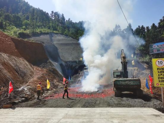 罗溪至盘溪公路罗汉山隧道顺利进洞