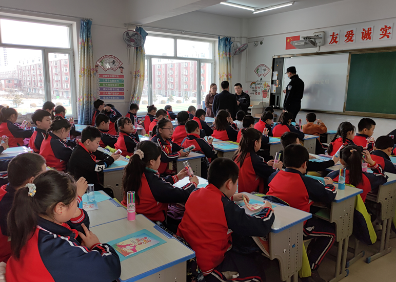 开学第一课&nbsp; 铁警进校园