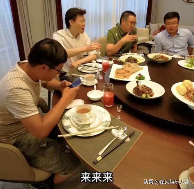 主持人李彬曝病情现状！躺病床辗转做检查憔悴不堪，儿子贴身照顾