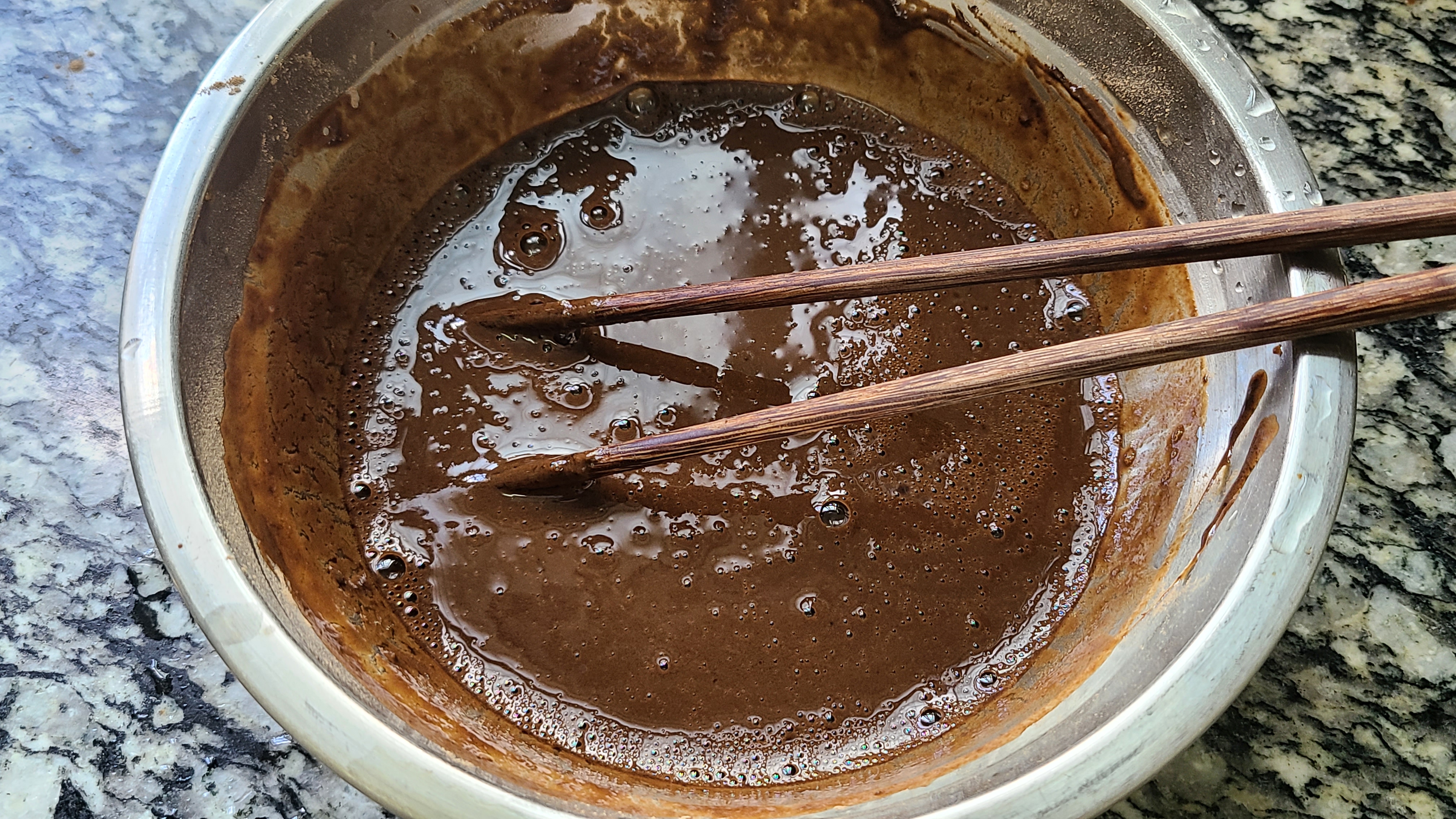 黑凉粉，是广东人夏天必吃的一道小吃，冰凉好喝，做法简单