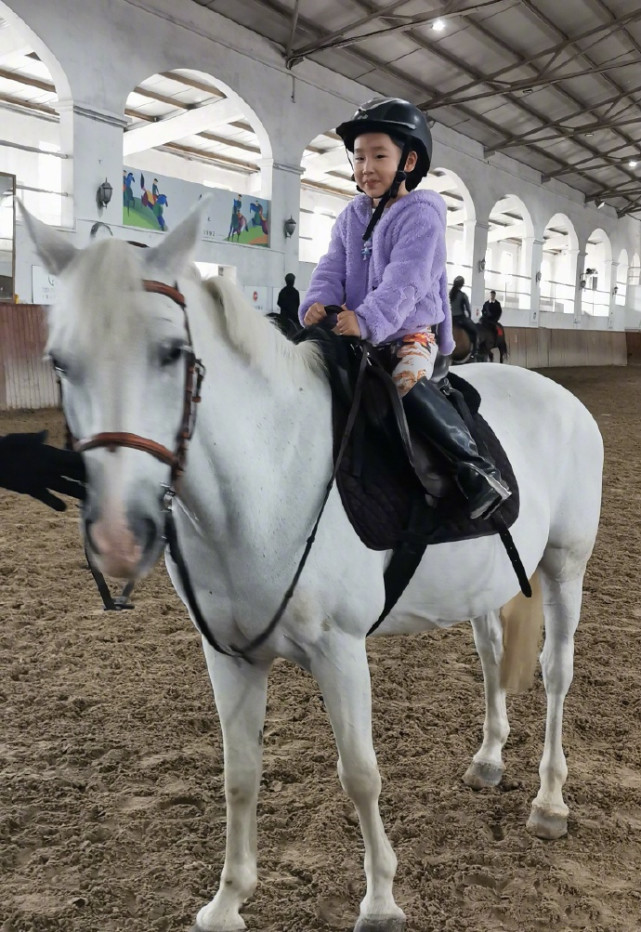 好爸爸！赵文卓国庆陪儿女骑马，子龙和妹妹马背上手拉手超有爱