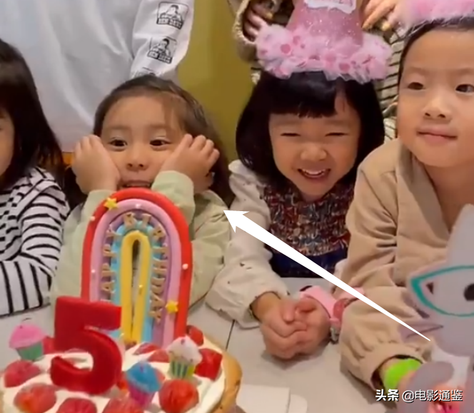 5歲咘咘參加生日趴，鏡頭掃過她的臉，圓臉大眼顏值太可了