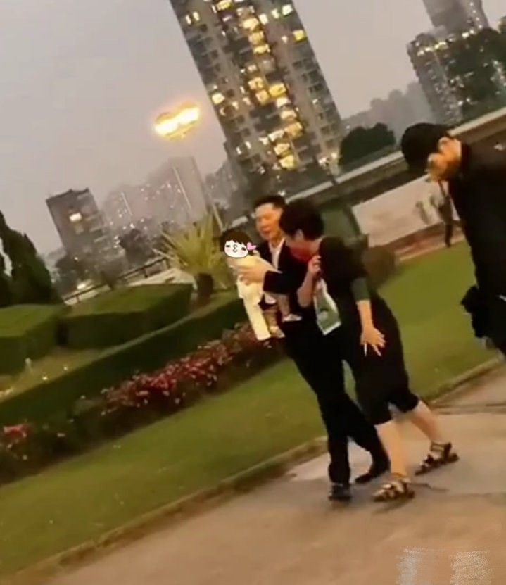 向佐一家三口逛海洋馆！郭碧婷背影厚实疑发福，半岁女儿手胖嘟嘟