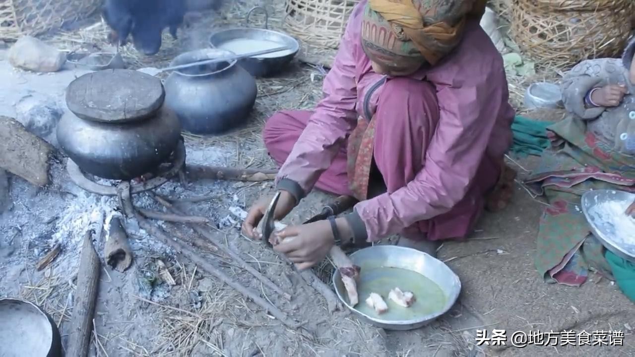 尼泊尔山区穷人家来客人，主人煮一锅大米饭，用牛肉干煮青菜招待