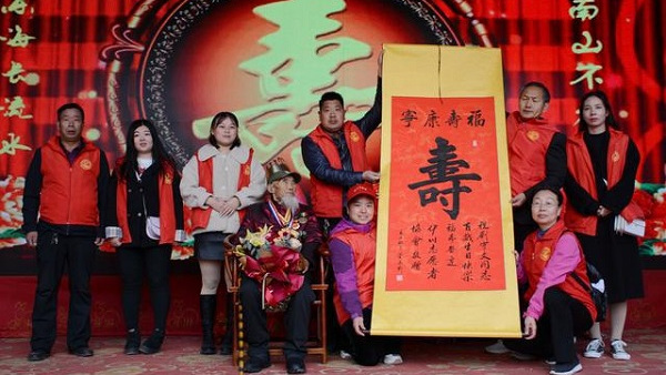 99岁抗战老兵，17岁上战场坦克碾压下幸存，胜利