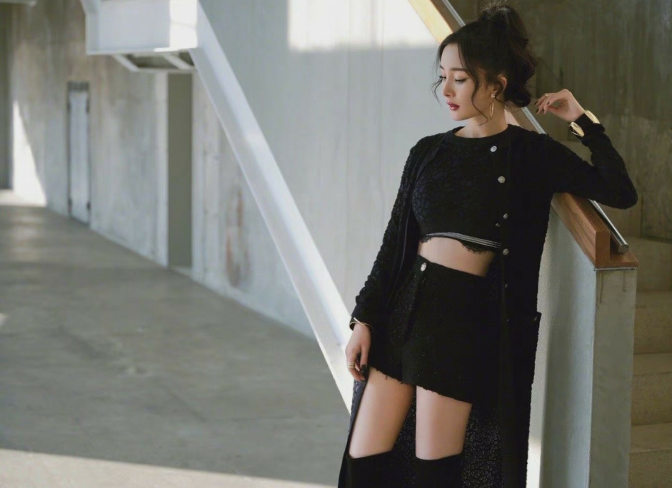 34岁杨幂现身活动，穿露脐装秀蜂腰长腿，与刘诗诗罕见同框热聊