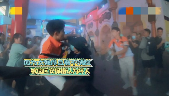 吴奇隆被保安当坏人按倒，保安被夸敬业，节目组却被粉丝指责