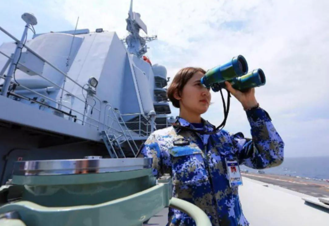 辽宁舰最美掌舵人：同龄人开车她却在开挂，2