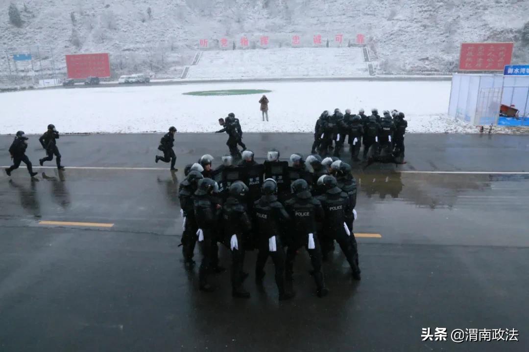 合阳县公安局举行大规模群体性事件处置演练（组图）