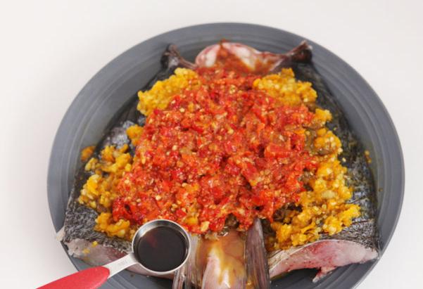 图片[4]-双色剁椒鱼头的做法步骤图厨师长教做正宗剁椒鱼头处理鱼头和-起舞食谱网