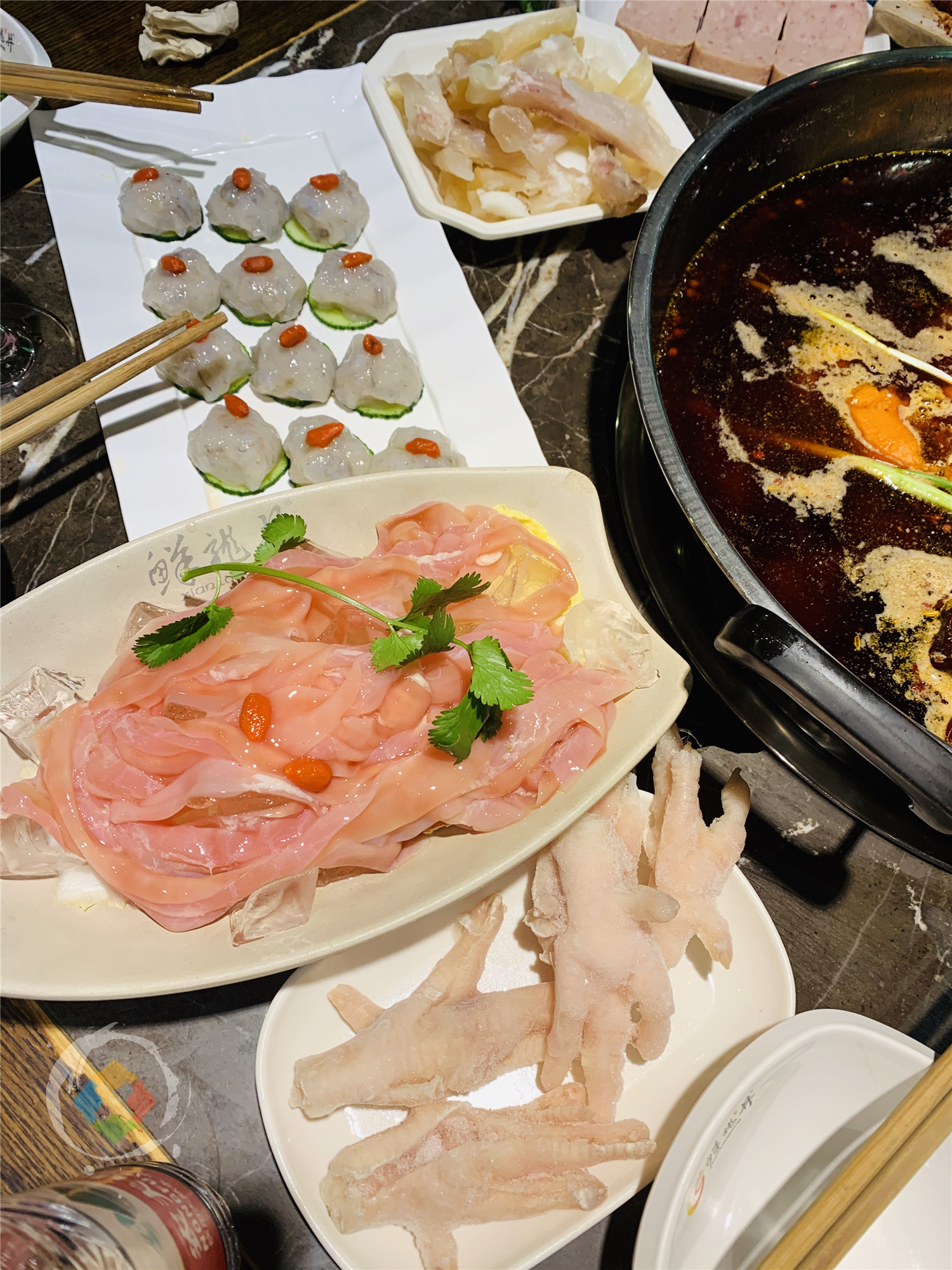 重庆储奇门的鳝鱼火锅，24小时营业，是白象街最后的坚守