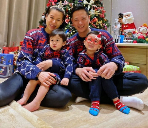 三胎孕媽胡杏兒帶兒子工作，穿著寬鬆巧遮孕肚，單手抱娃臂力足