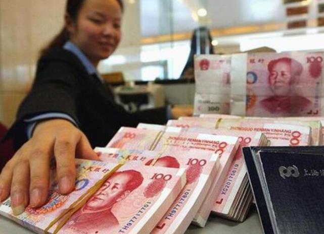 银行工作人员透露：只要账户有180万，每月可多领一份工资