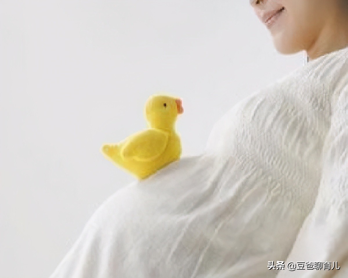 刘诗诗夫妻带儿子游玩，吴奇隆已显老，网友：当爷爷的年纪才生子