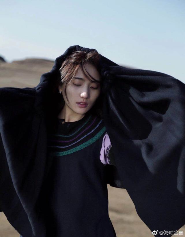 李亚鹏带新女友应酬，席间敬酒合影，这都是以