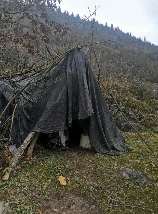 贵州深山顶上搭棚上网课！咱青岛这位女大学生很励志