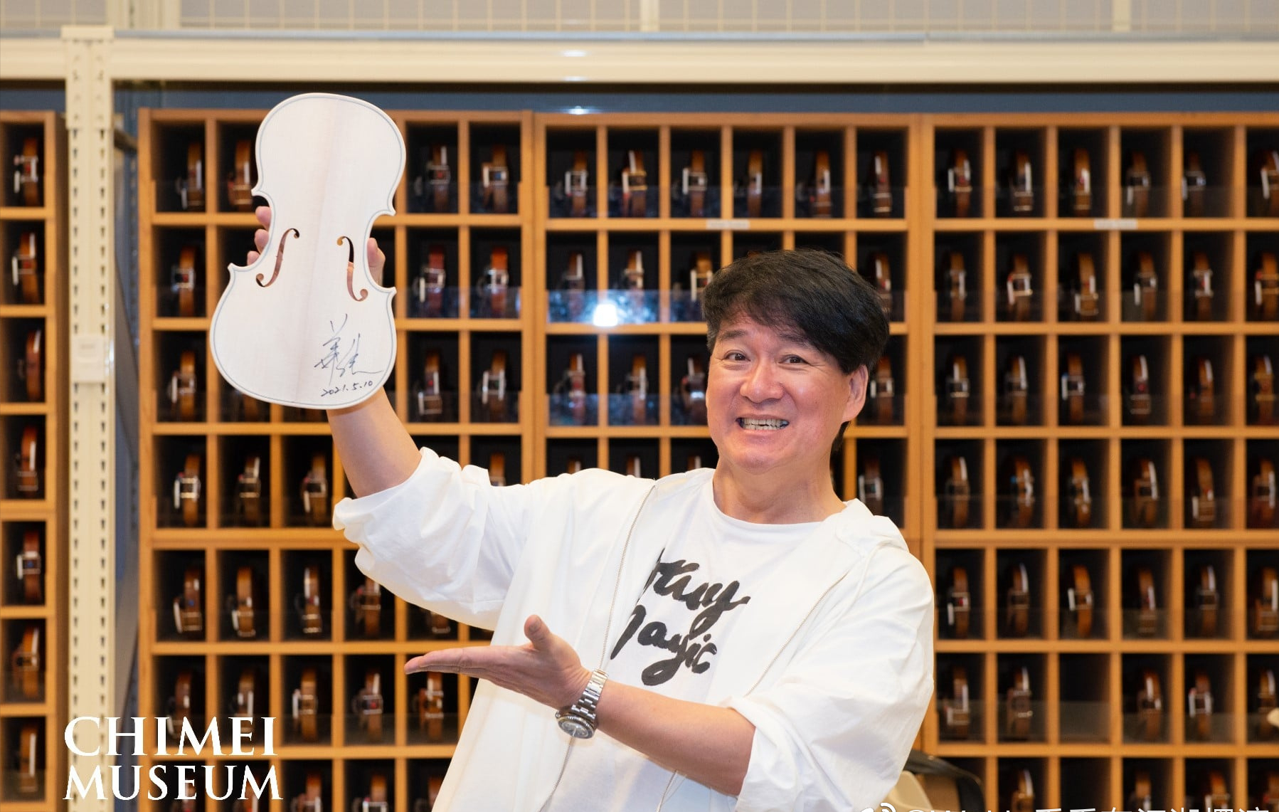 周華健罕見和美國妻子同框，61歲妻子頭髮花白，夫妻同框似母子