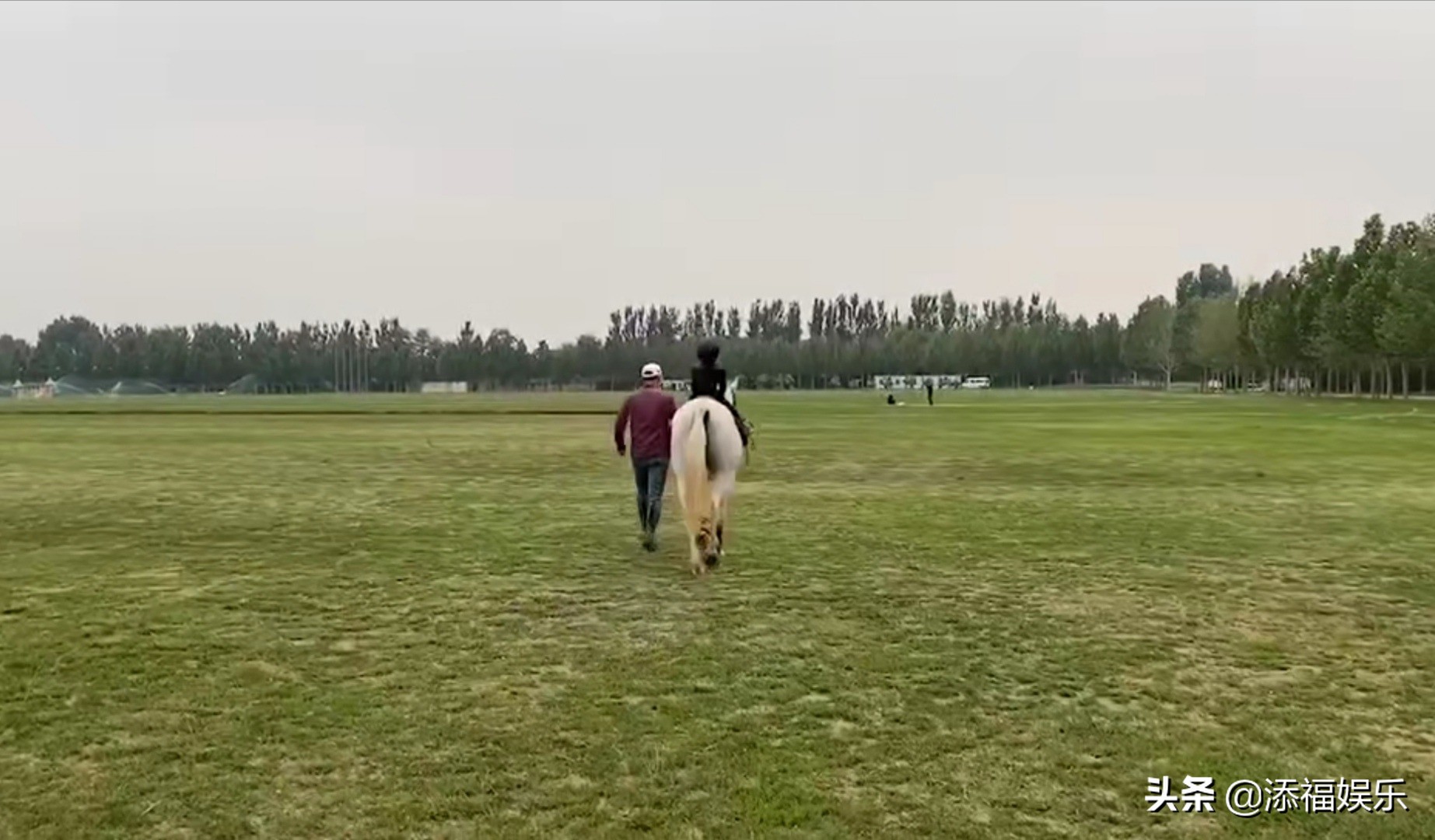 章子怡女儿醒醒学骑马，母女俩对话有趣，相处更像是朋友