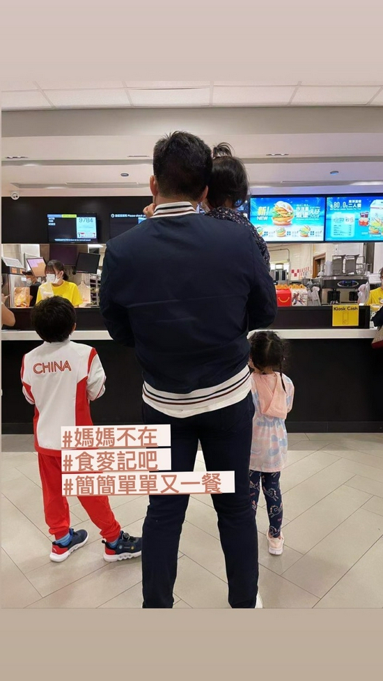 霍启刚当奶爸的一天完结，哄娃睡后深夜晒照：明天又是新的一天