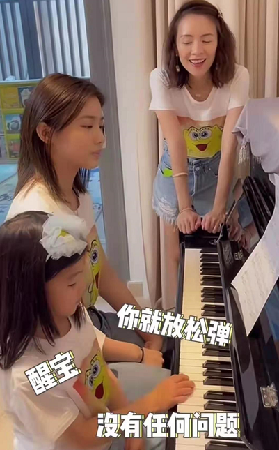 弹琴|汪峰两女儿弹琴为母庆生 章子怡笑得合不拢嘴