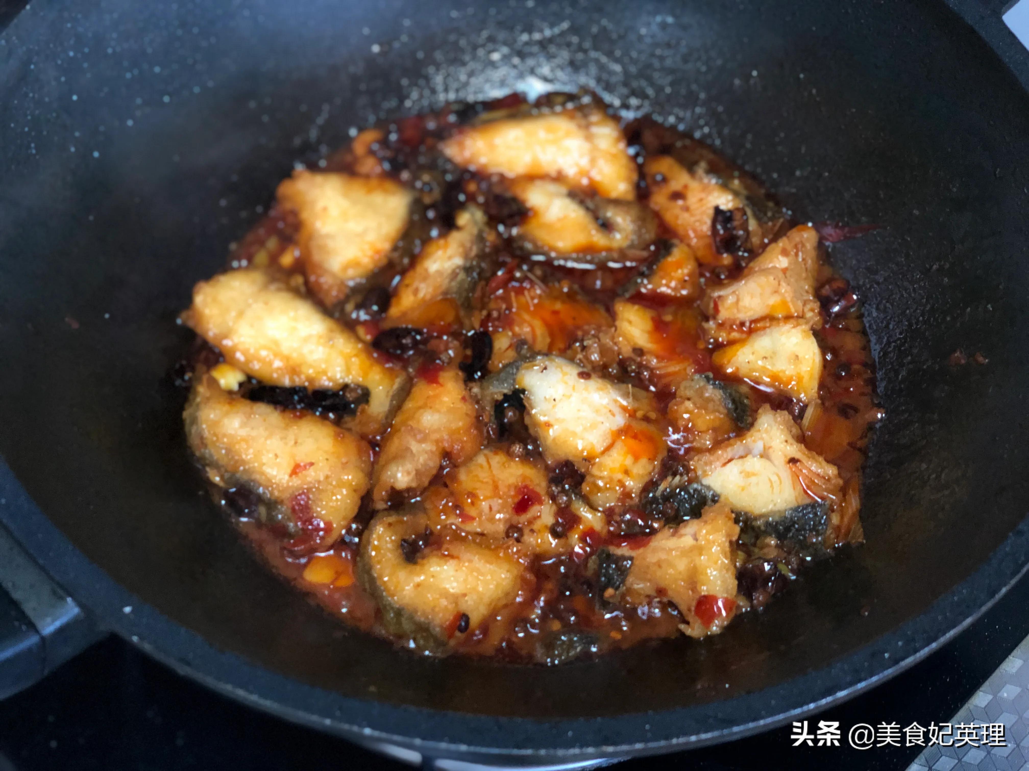 鳕鱼别再炖着吃了，试试这做法，麻辣鲜香巨下饭，老公直竖大拇指