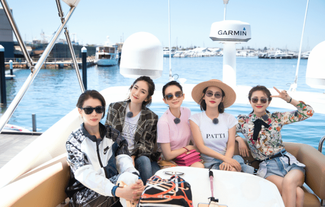 袁咏仪为老公庆生，包贝尔夫妇及章子怡到场，张智霖被侃是工具人