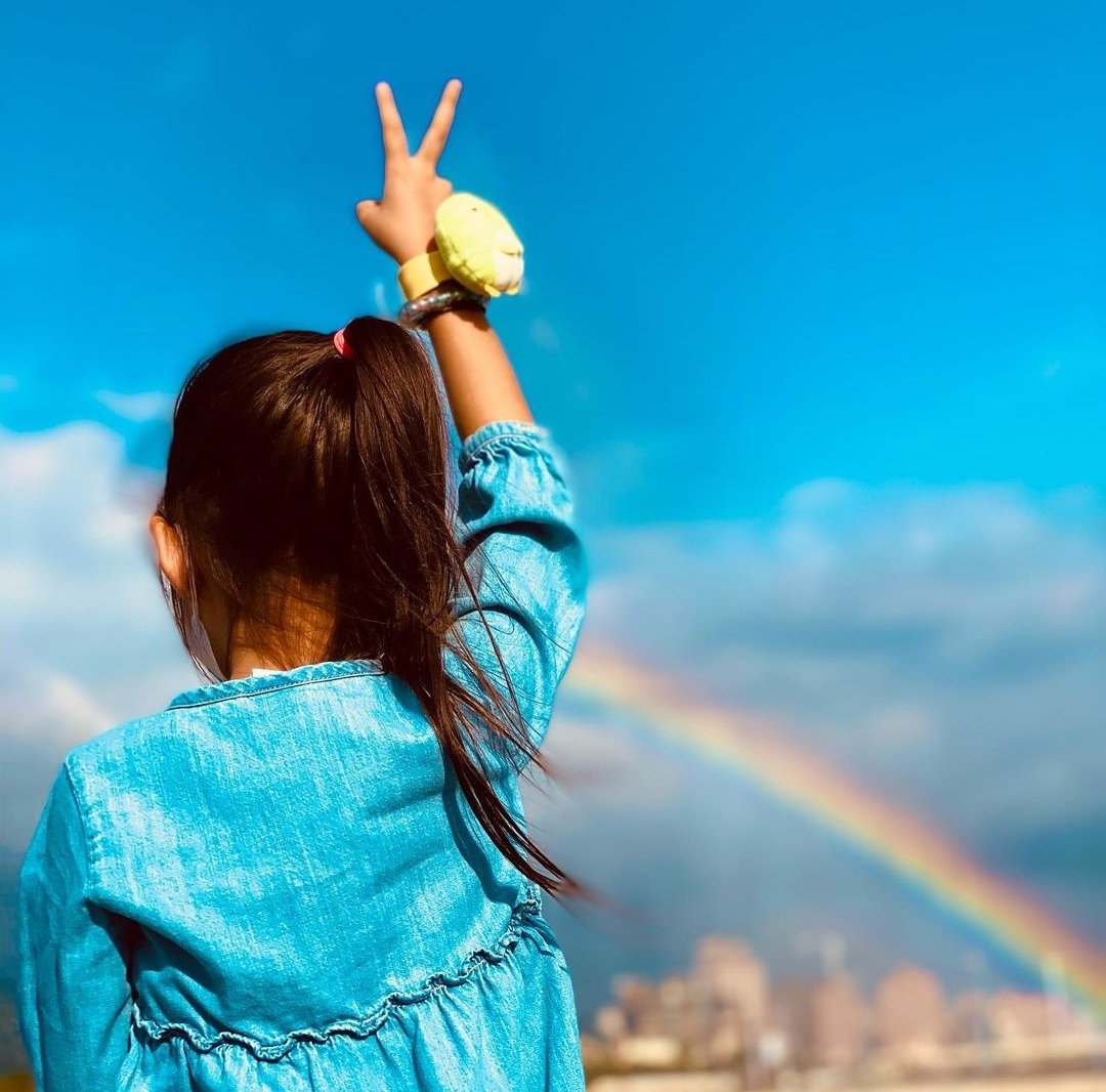 昆凌參加親子運動，女兒搬輪胎不嬌氣，弟弟高冷比耶成Q版周杰倫