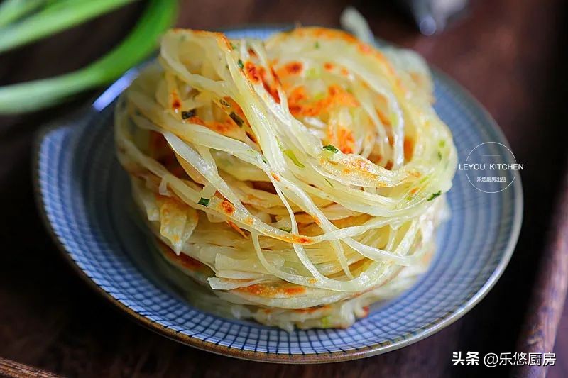 几个剩饺子皮，一把葱花，简单几步，烙一锅丝丝分明的饼