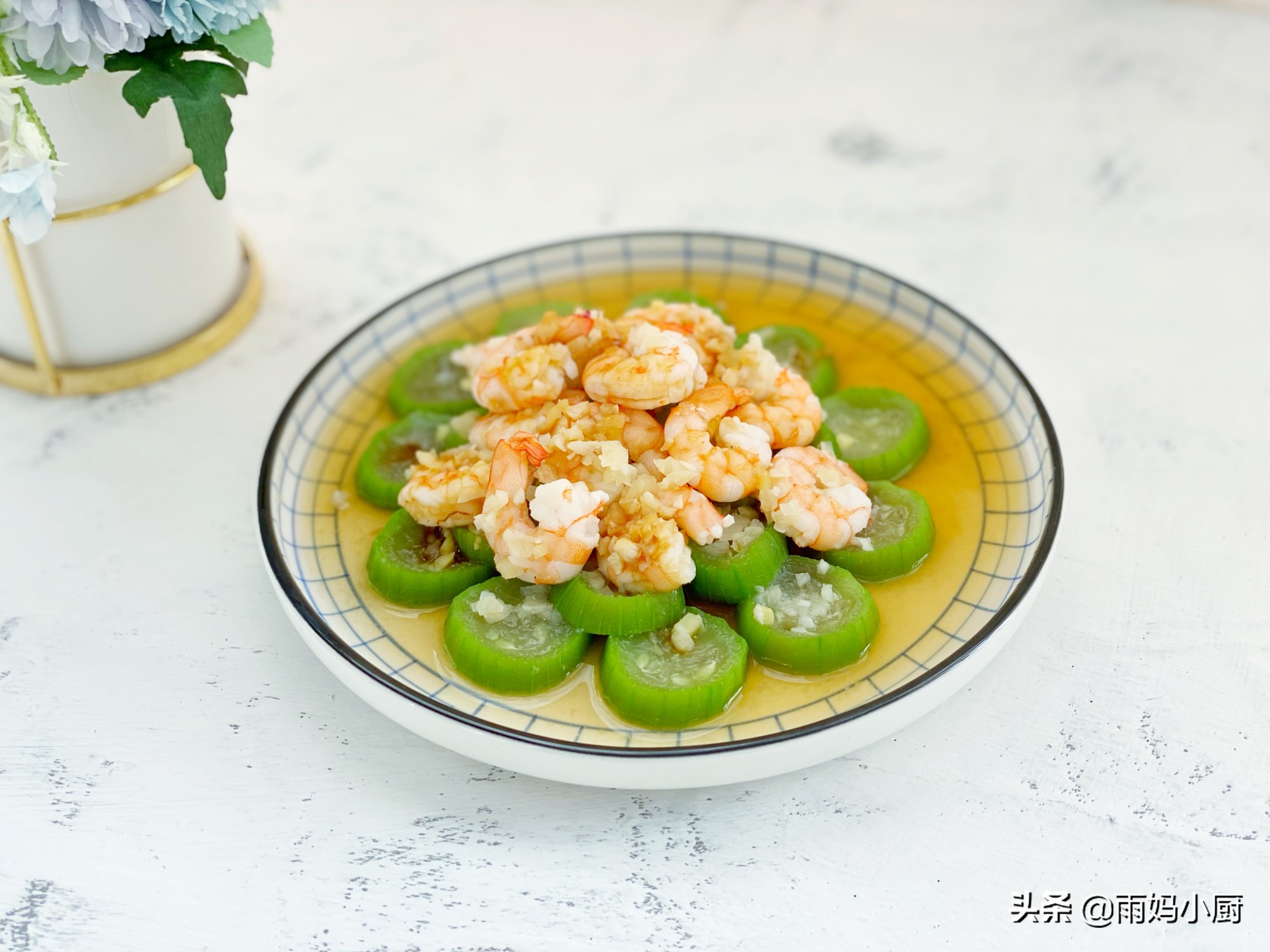 絲瓜和蝦仁一起蒸，味道鮮美又順滑，簡單易做上桌湯汁都不剩