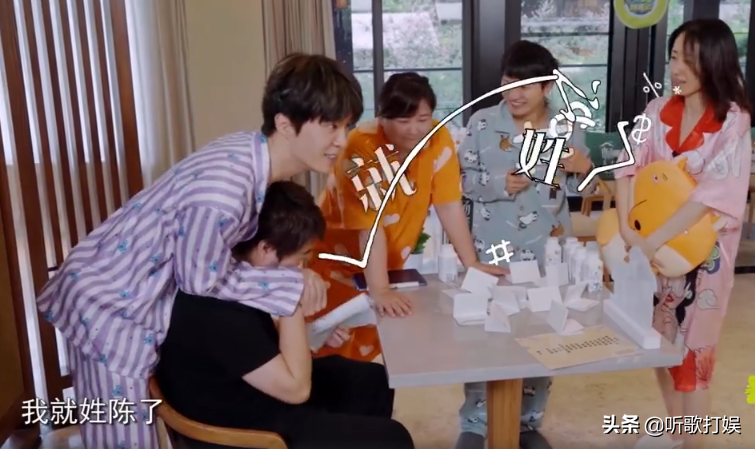 红玫瑰|范丞丞刘敏涛红玫瑰合作舞台爱了！对望枕肩超撩人 年龄差距挺大却无违和感