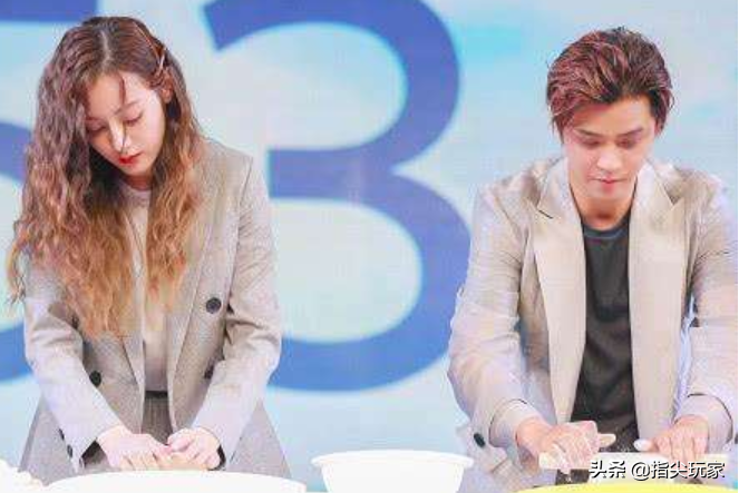 ​有种“安全距离”叫迪丽热巴合照，和谁都保