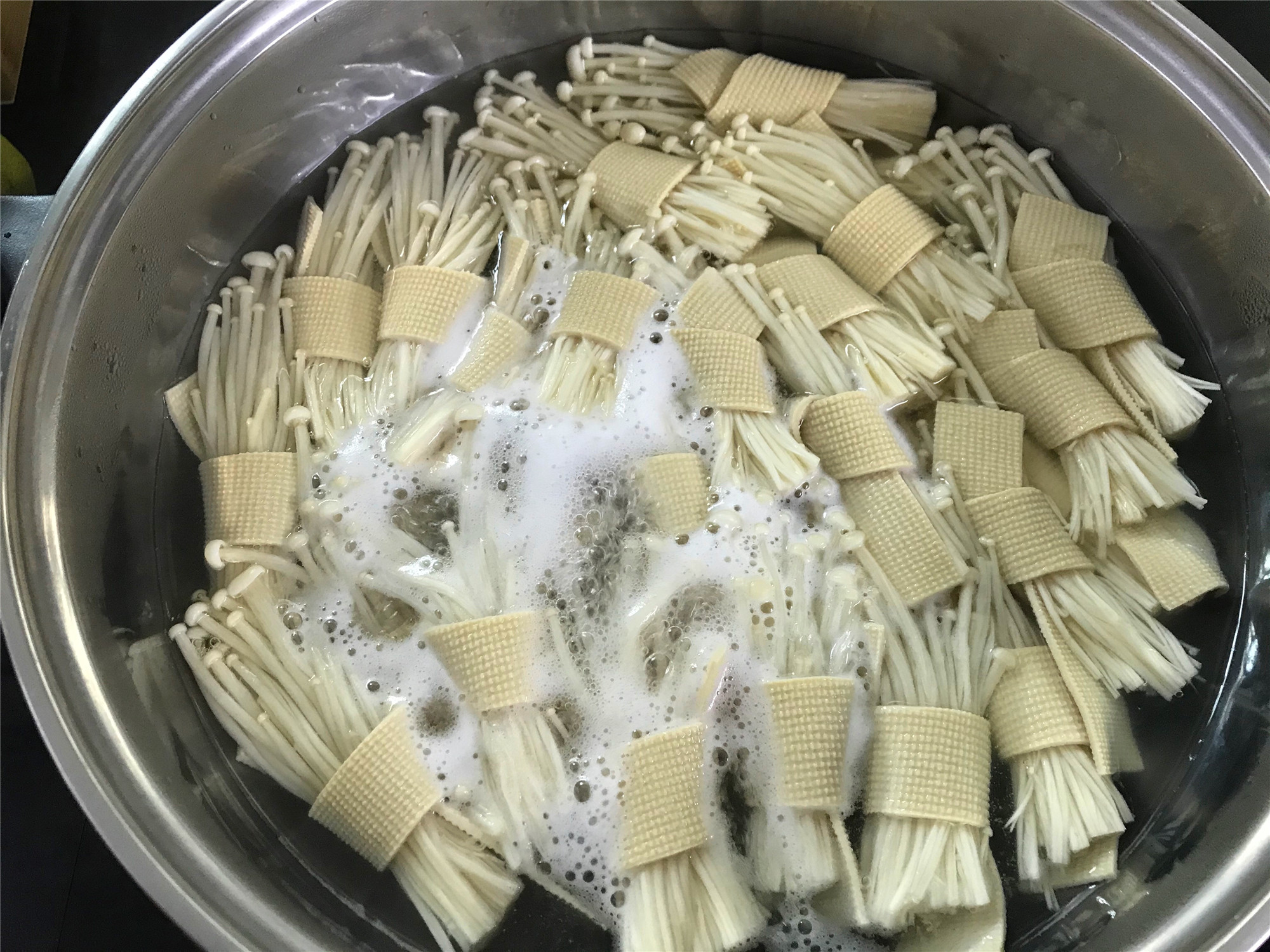 Tofu skin is a way to never tire of eating, add a handful of enoki mushrooms, boil it and cook it better than meat, and it is nutritious and low-fat