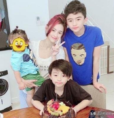 张柏芝去幼儿园看孩子，双膝跪地有耐心，妆容是对孩子最大的尊重