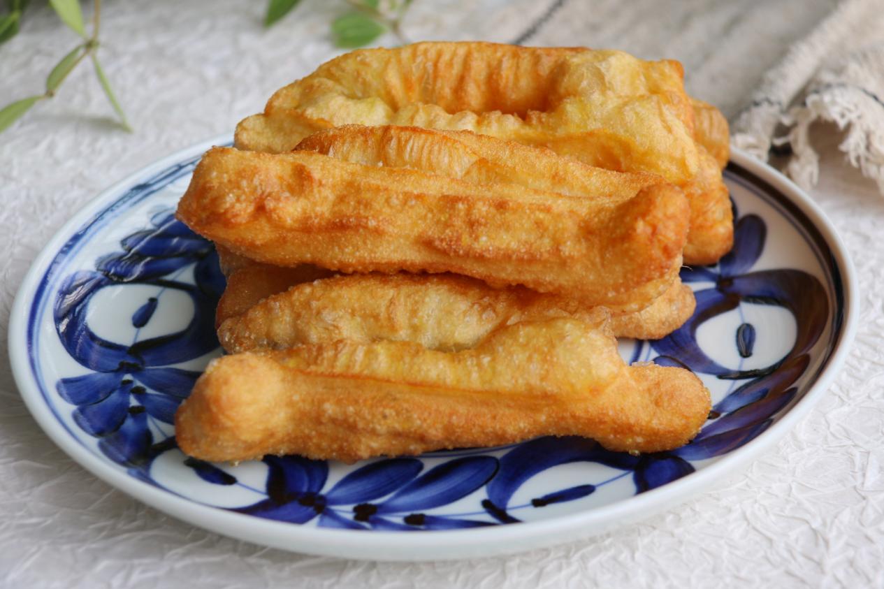 想吃油条不用出去买，自己在家也能做，干净卫生没有添加