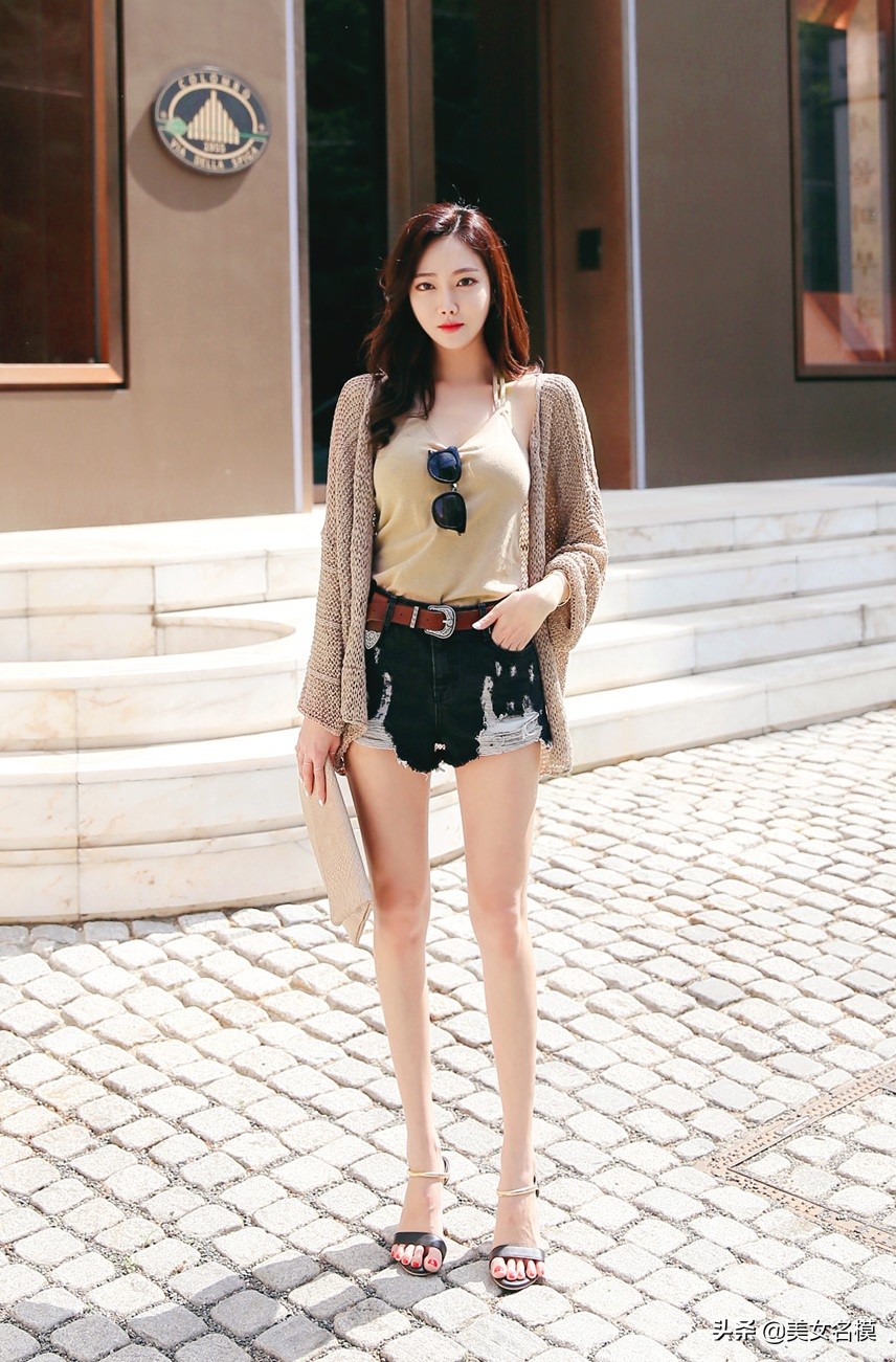 掛脖小背心牛仔短褲，曼妙背影露出小性感