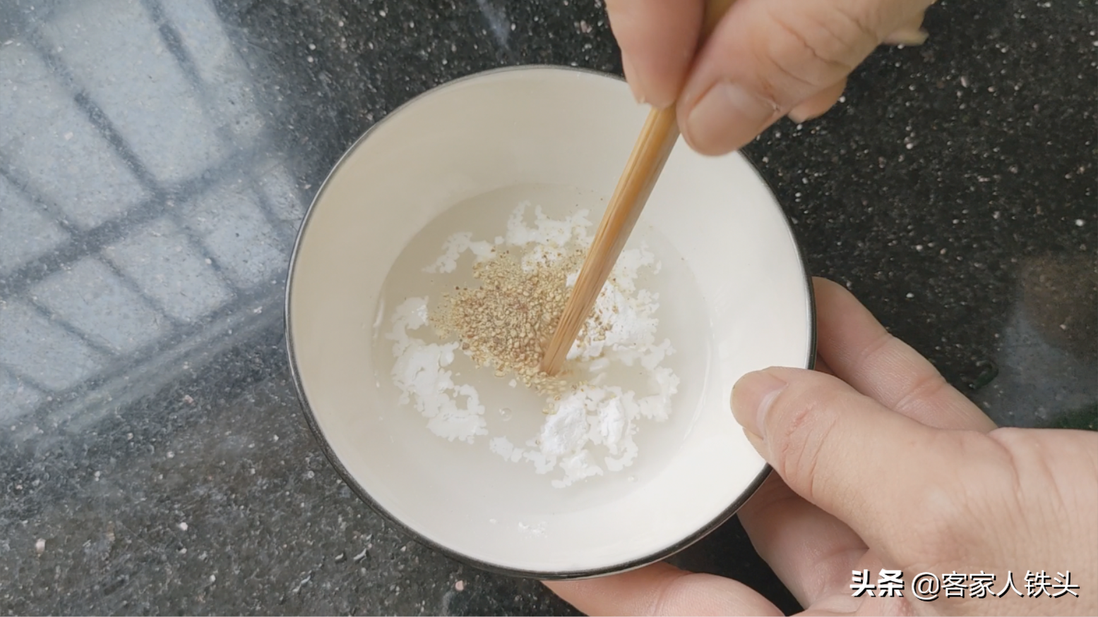 鸡肉配2个鱿鱼，这样做鸡骨头都舍不得吐，越嚼越香，味道真的好