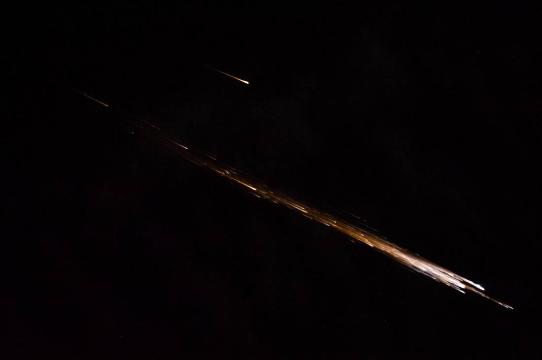 俄罗斯空间货运飞船坠落在地球上，来见证它火一般的消逝