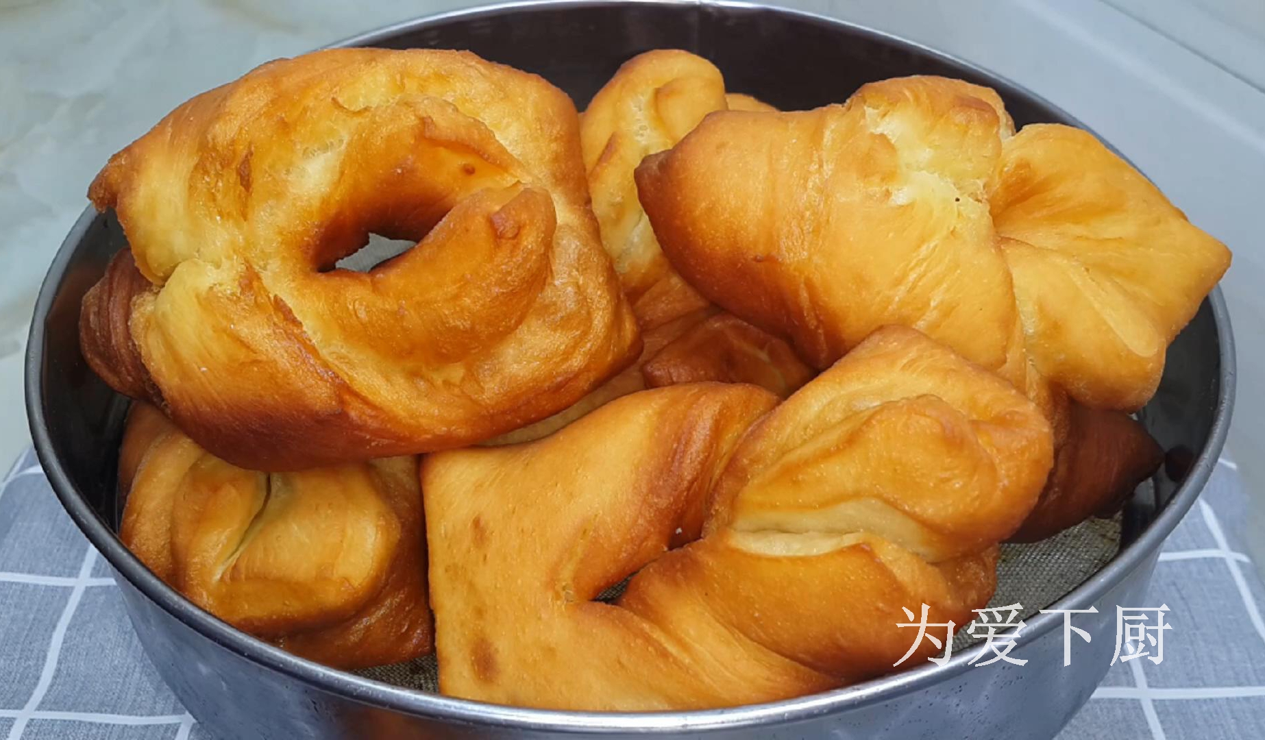 2個雞蛋，半斤麵粉，鍋裡炸一炸，鬆軟又香甜，比麵包油條還好吃