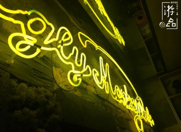 重庆老牌咖啡馆“奇丑的猴子”，人均30元送杯子，把耿直贯彻到底