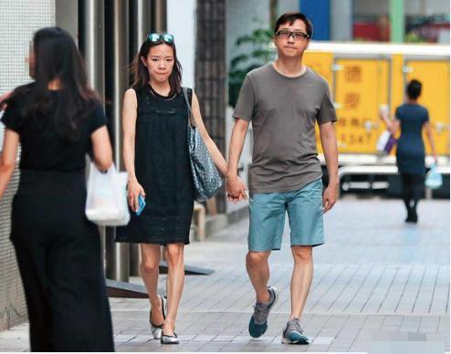 庾澄庆与小14岁的妻子罕见合体，见妻子立马扮鬼脸逗乐讨好
