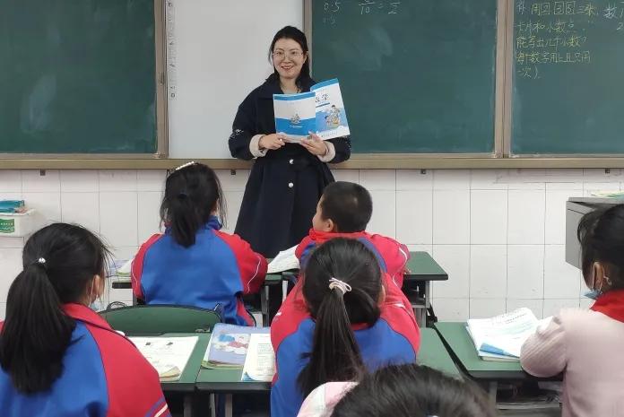 老师，您笑起来真好看——记双流区金桥小学“三八”妇女节活动