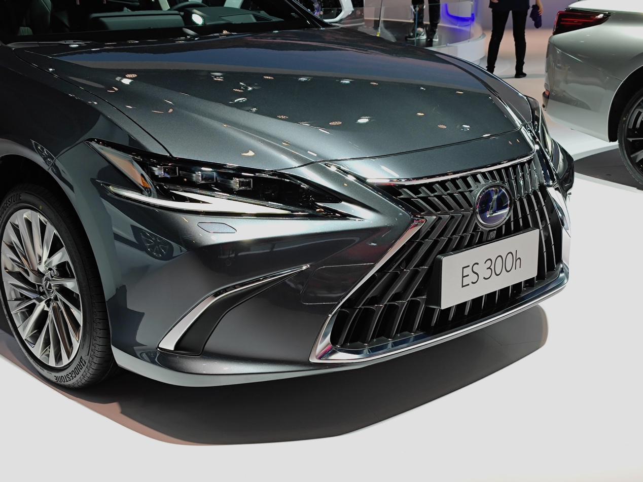 成都车展 | 中期改款雷克萨斯ES 外观小改 视觉冲击力更强