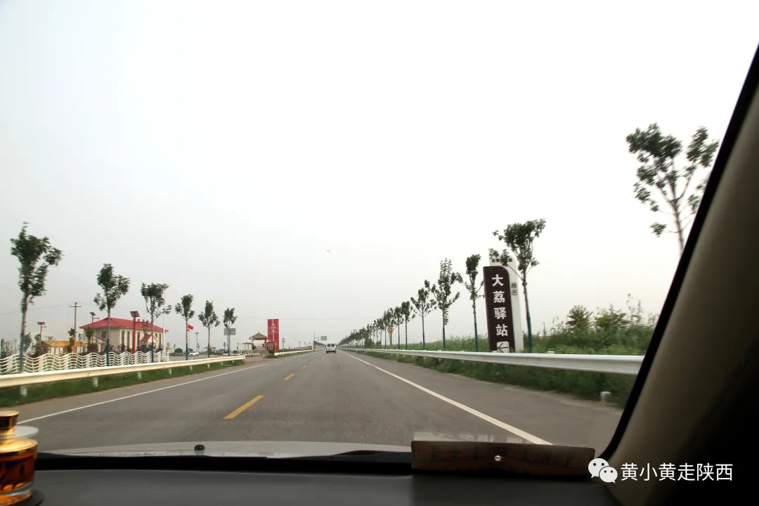 陜西這個(gè)大牌度假區(qū)很不錯(cuò),！美食很多消費(fèi)低，最低30元就能住一晚