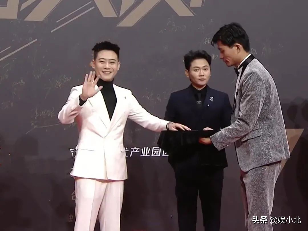 De Yunnan group appears on the stage to receive award, be born forcedly however unripe become group of mouth cross talk, fine number starlight enjoys interesting moment greatly
